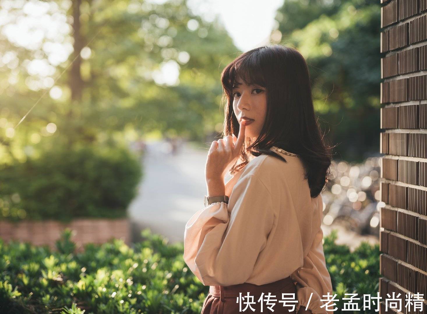 半身裙 雪纺衫设计更加优雅,下搭半身裙,展现出女性优雅文艺的气息