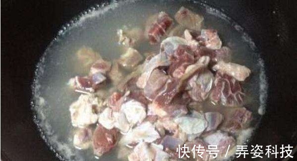 为什么牛肉越焯水越“脏” 老厨师说 你肯定是忘了加“它”