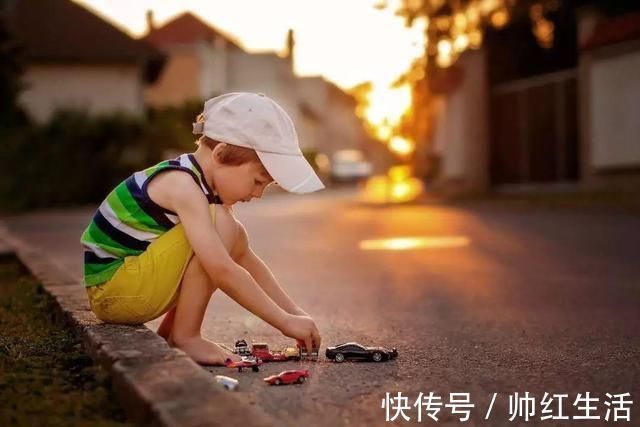 蛋糕|孩子的东西被抢,是该让娃“谦让”还是抢回来?家长别做糊涂事