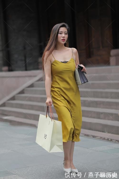 吊带裙 黄色吊带连衣裙搭配白色高跟鞋,尽显身材高挑,穿出浪漫气质