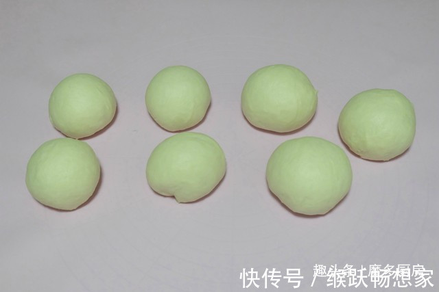 这个面包配方好，牛奶、黄油、鸡蛋全不放，一次发酵，香软又健康