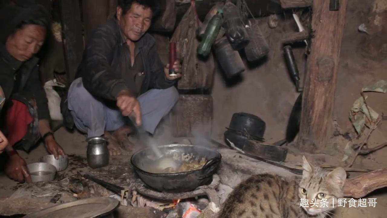 尼泊尔山区穷家吃鸡肉，打着手电筒炒菜，鸡肠不洗直接挤掉鸡粪