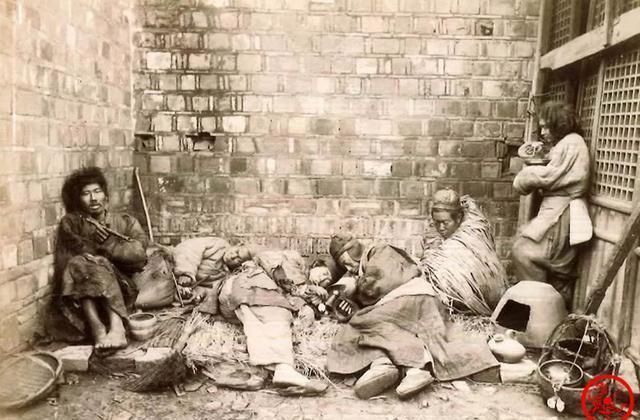 令人|晚清老照片:沈阳城内这一幕令人愤怒,年轻夫妻亲密合影