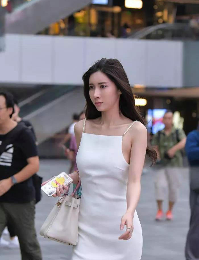 时尚感 现在的女生时尚感都不低,随意的搭配都显得很有档次和美感