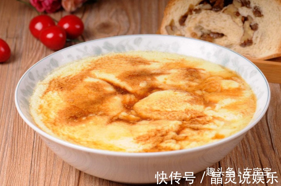 四位保姆来应聘，阿姨让用鸡蛋做一道菜，看到最后一位直接通过