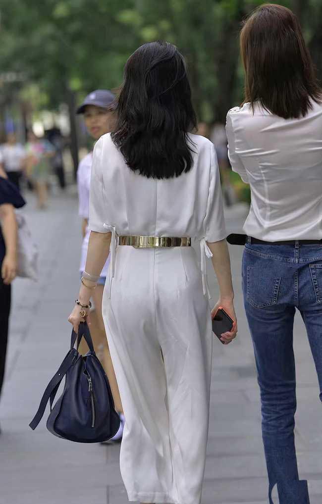 街拍|街拍还嫌弃白色裤子不耐看都穿十几年了,如焕然一新吧