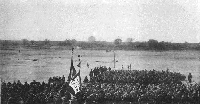 清末|一组清末老照片图3九龙壁前荒草丛生,图4夏天马车运冰块