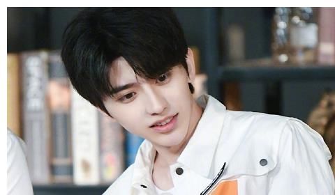 奔跑吧|蔡徐坤是《奔跑吧》的团宠？看到节目组给的“定位”，我想要打人