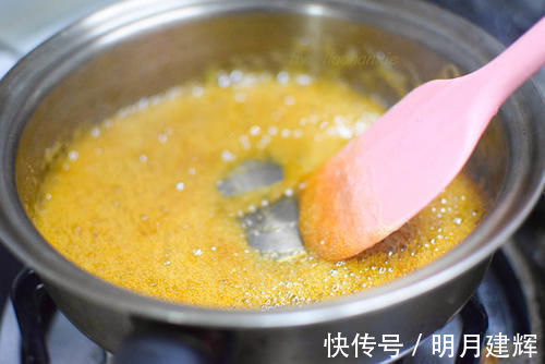 上小学的女儿用苹果给妈妈做了一盘甜点，真是甜到心坎里了