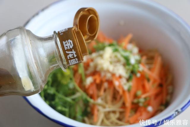 年夜饭不能少的凉拌菜,解腻又下酒,现做现吃很鲜美