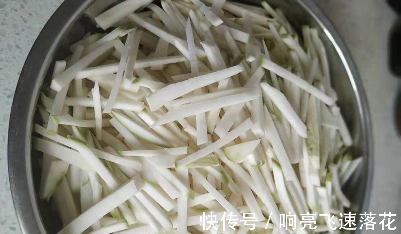 腌芥菜,只放盐不好吃,80奶奶教我3招,脆爽入味,我每年腌一缸!