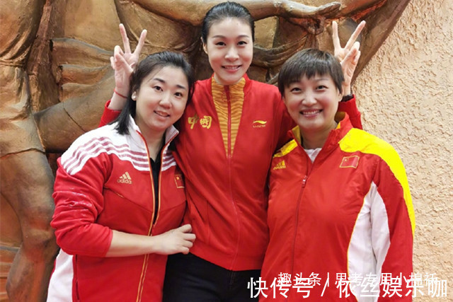 张娜|女排奥运冠军帅气出镜!合影郎平英姿飒爽,身前中国字样格外醒目