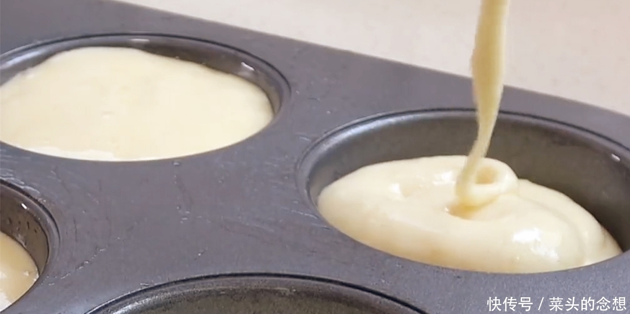 想吃小蛋糕不用买，4个鸡蛋半碗面粉，教你简易做法，蓬松又香甜