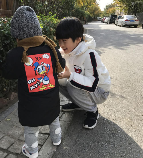 炫妹|小男孩路上“遛妹妹”,逢人就炫耀自己有妹妹,爸妈哭笑不得