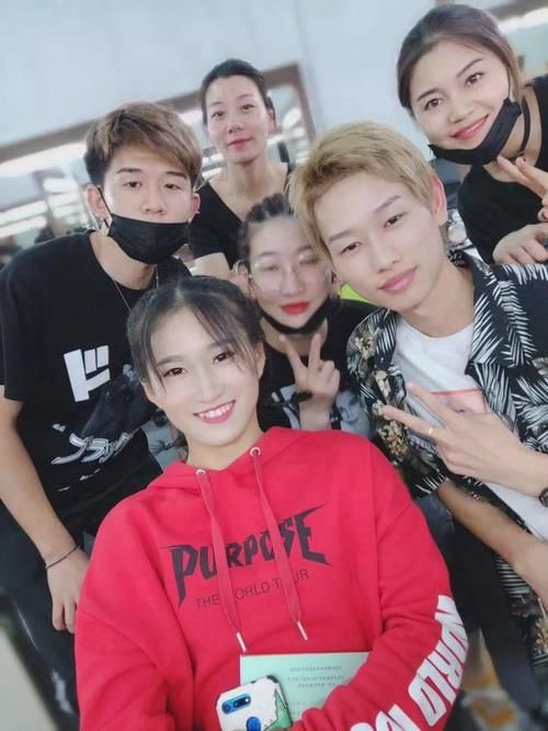 校运会|99年女生宿舍惊现8块腹肌！！3亿网友都在＂馋＂她的身子....