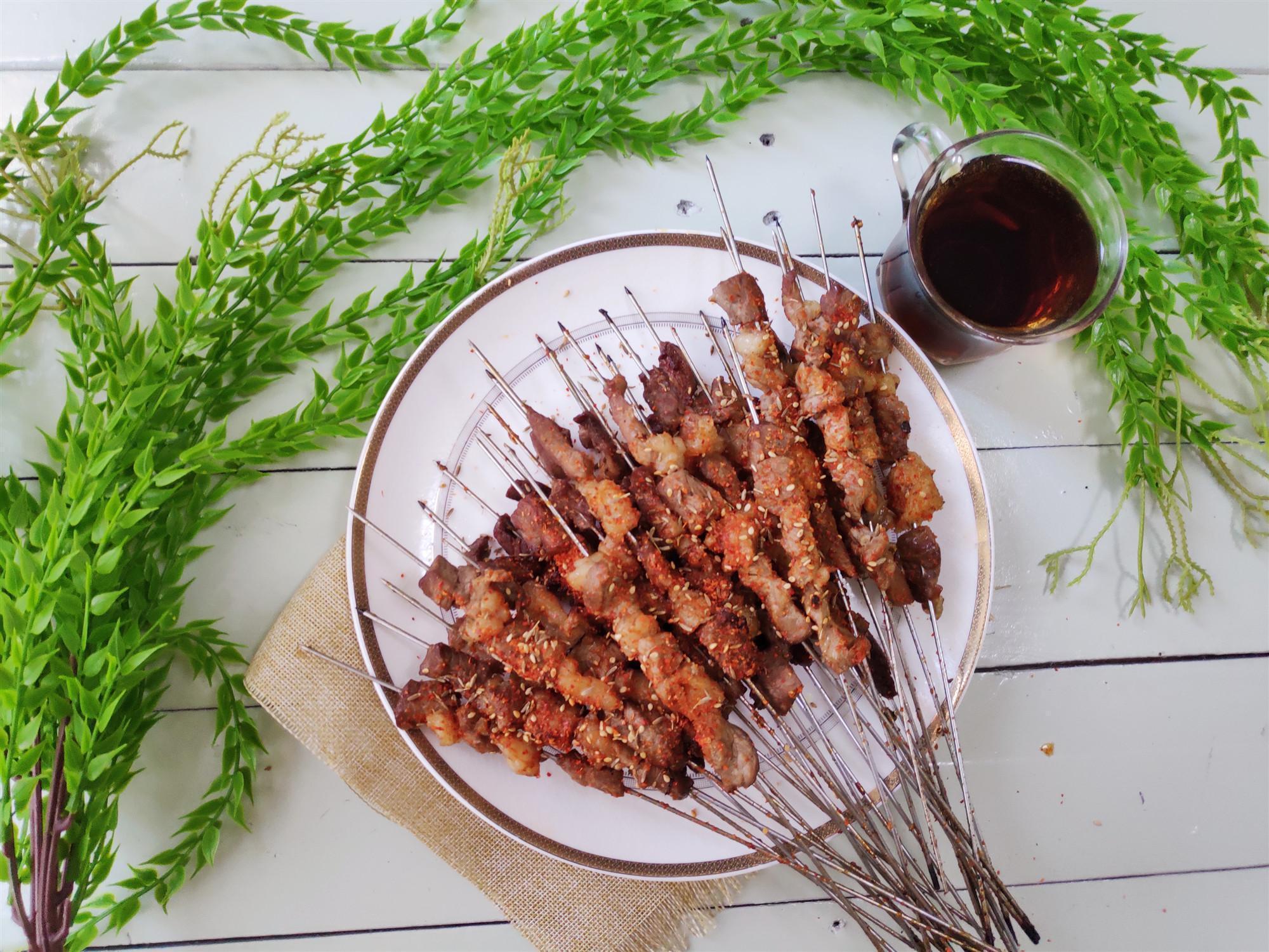 羊肉和孜然是绝配，教你在家烤羊肉大串，味道和烧烤店的一样好吃
