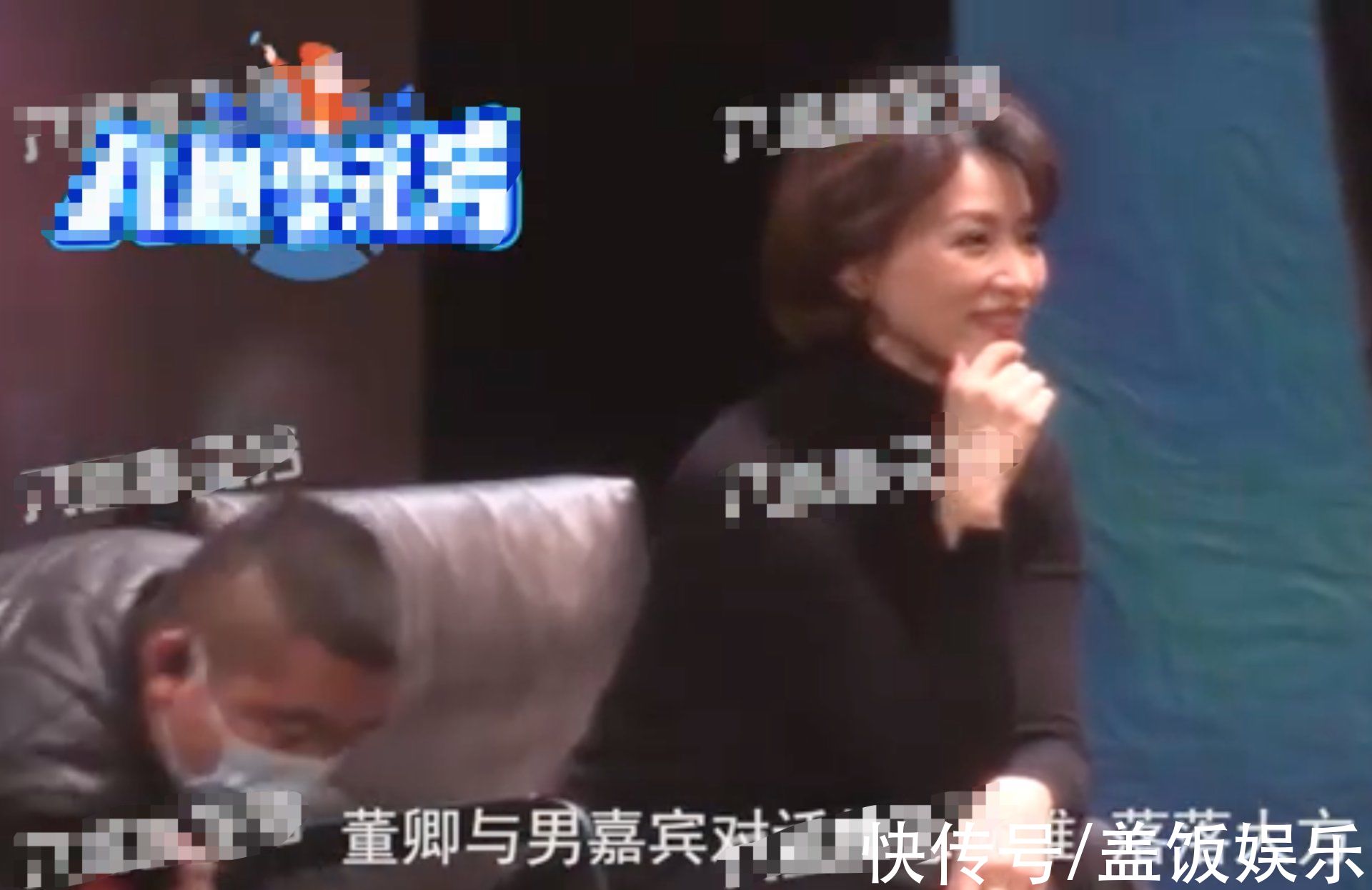 47歲董卿全黑造型錄制節(jié)目，與男嘉賓握手顯得體，腳脖子金鏈搶眼