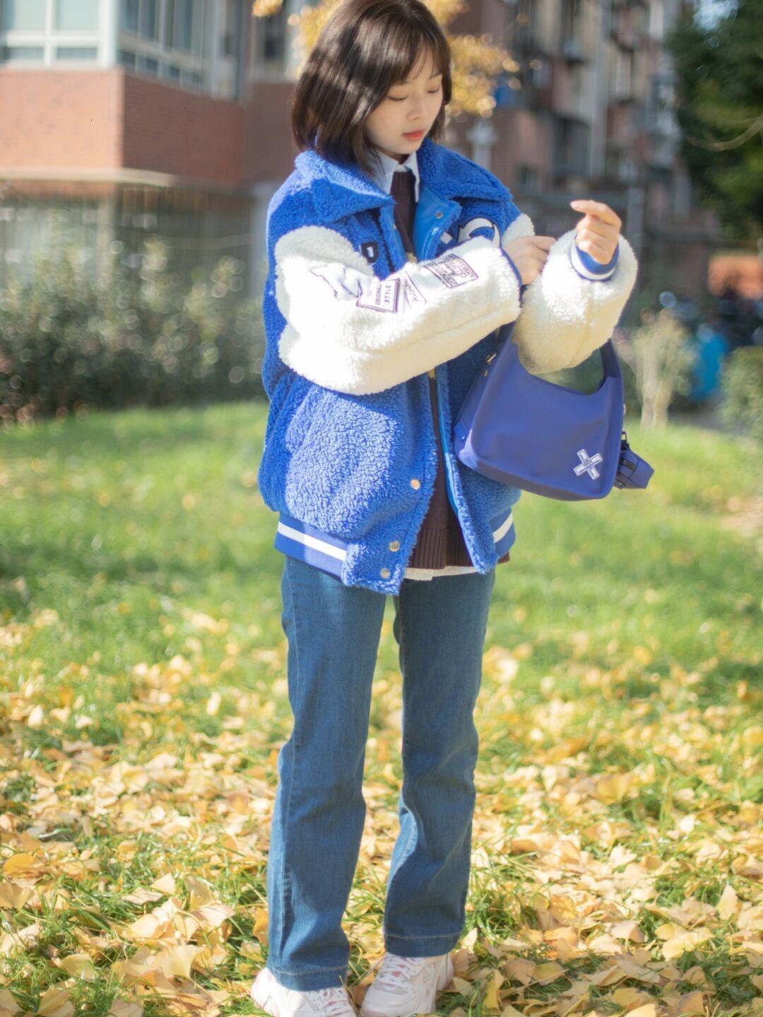 冬天|普通女生怎么穿?蓝白拼接羊羔毛外套+直筒牛仔裤,休闲又百搭!