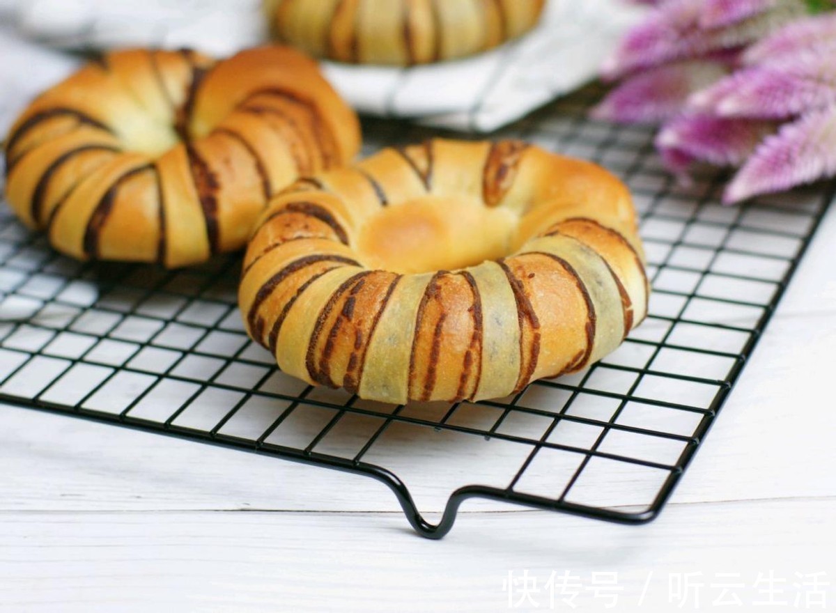 学会做豆沙圈圈面包,再也不用去蛋糕店买了,甜腻浓香真好吃