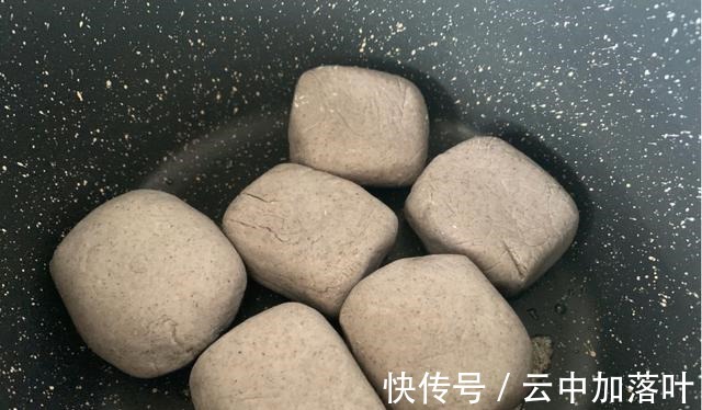 年糕|自制黑芝麻核桃芝士年糕,能拉丝又清甜,关键是一点也不腻!