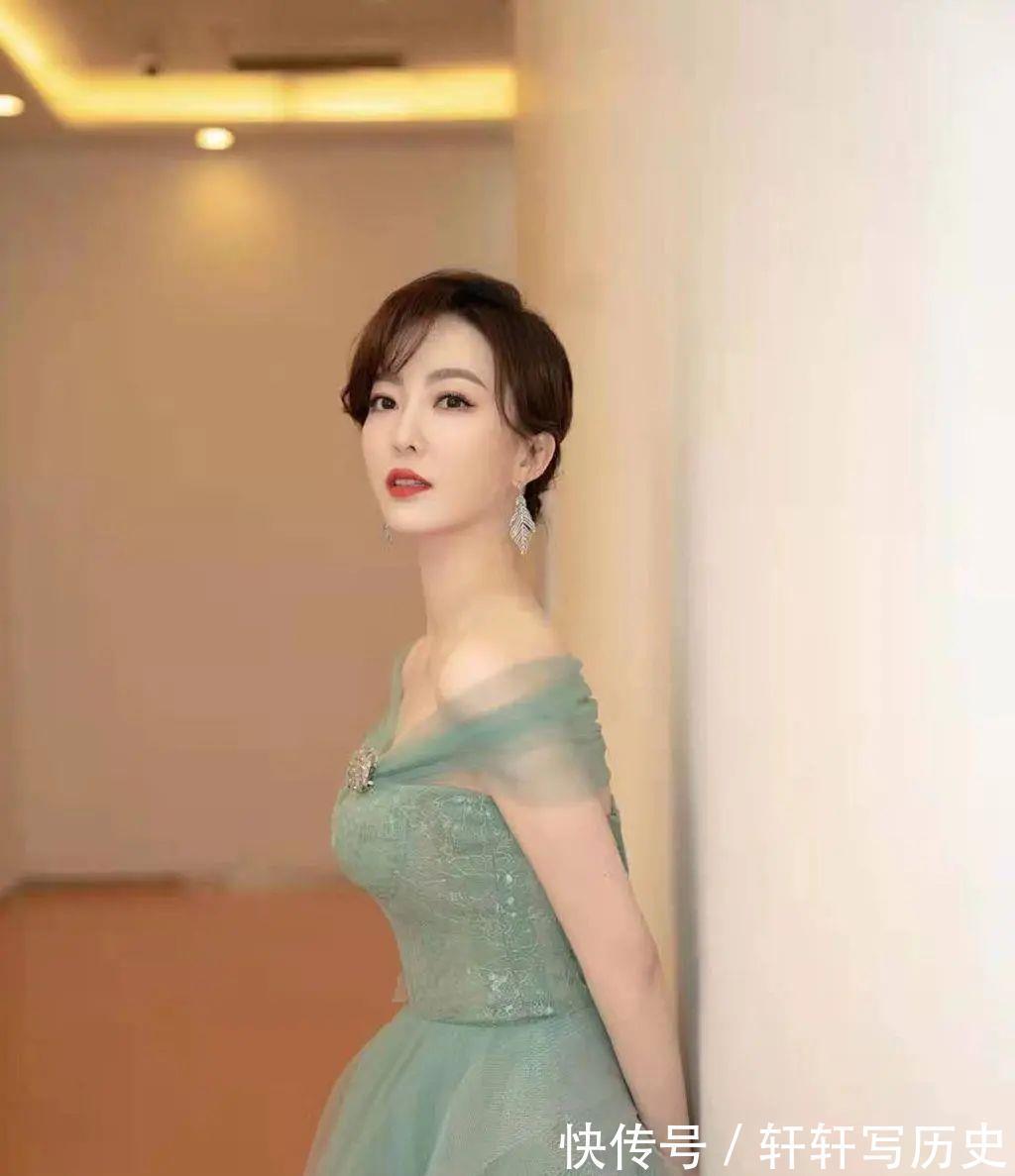 纱裙|不愧是安徽台一姐,余声穿水绿纱裙美如仙女,这水光肌慕了