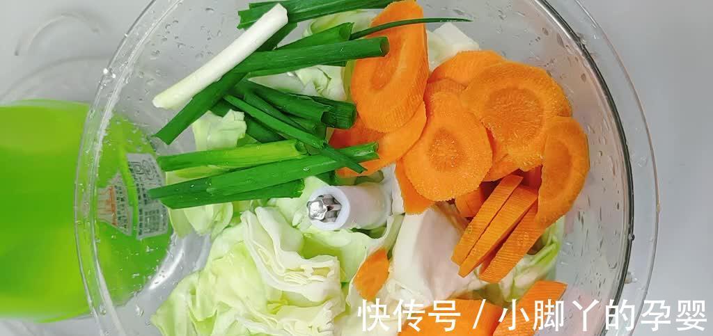 自制虾饼，剩米饭和蔬菜混搭，咸香酥脆营养均衡，既好吃又好玩！