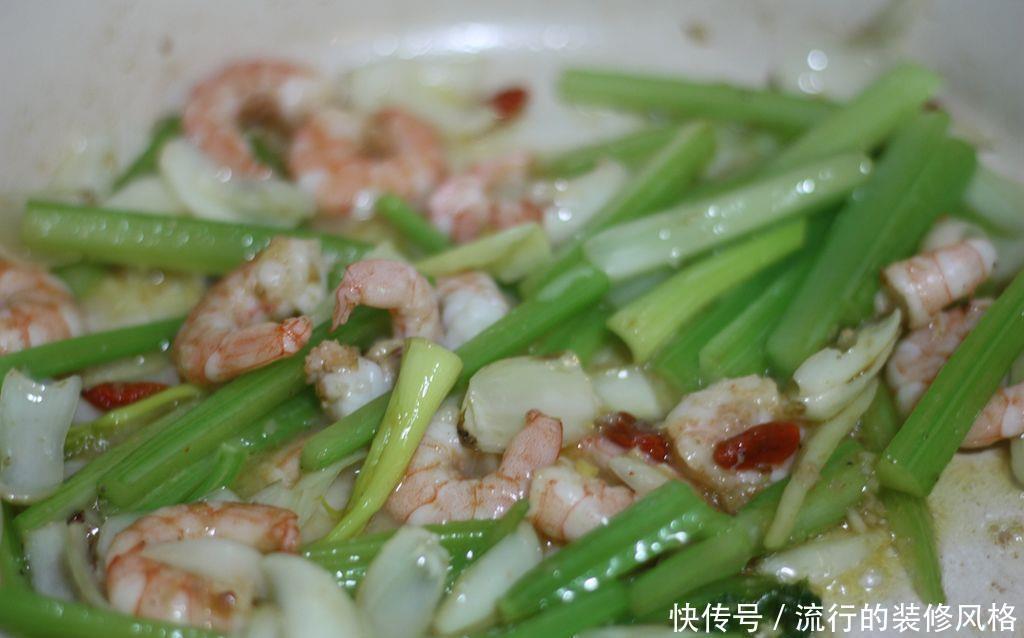 小炒|家常小炒:西芹百合炒虾仁,清心安神,清淡可口营养丰富,好吃!