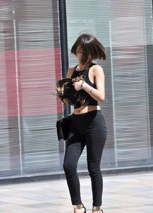 街拍穿着紧身裤的街头美女,性感好身材引人注目