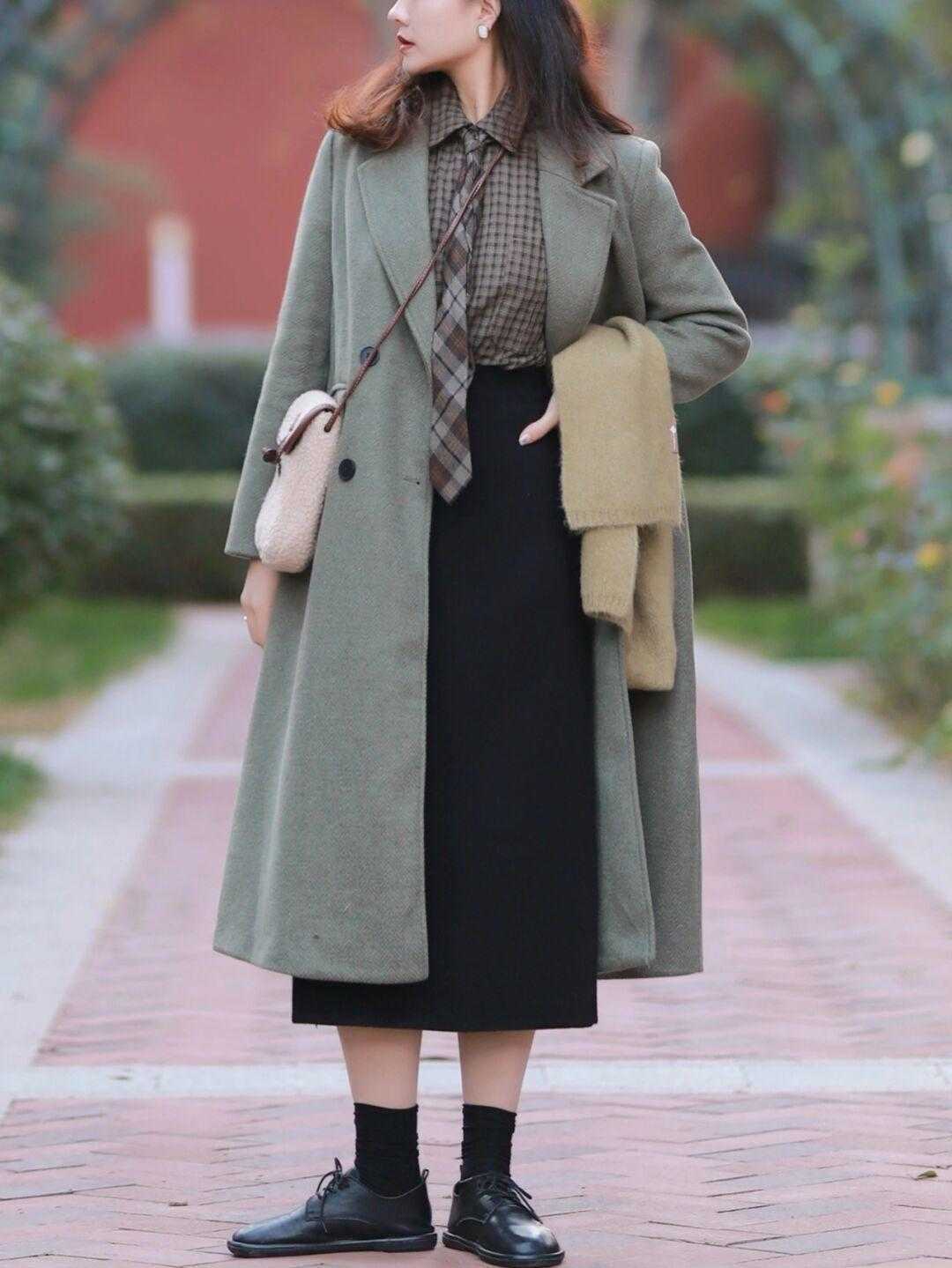 大衣 中年女性别乱穿衣,用大衣搭配这几件下装,精致显瘦又减龄
