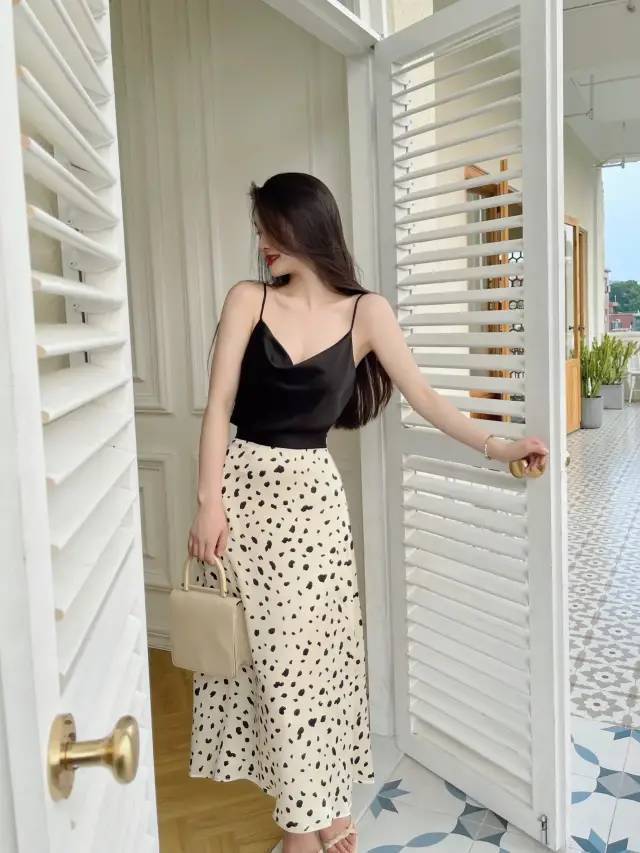 野性|个性的豹纹半裙,跟纯色吊带很般配,造型优雅带点小野性 !