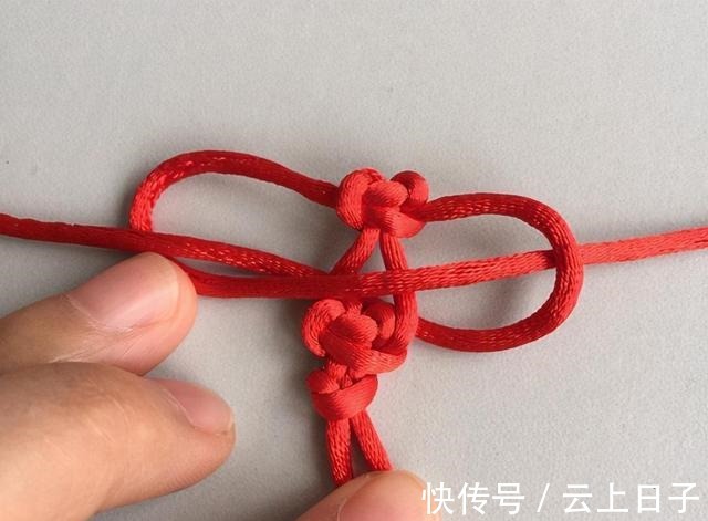 绕圈 心形结手链的编法教程,非常简单,只要2个结法就能编出!收藏了!