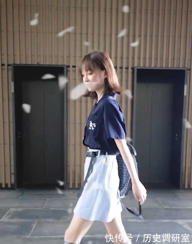 深蓝色|小姐姐的腿有多细呢?穿了“6双”袜子还能拥有漫画腿,我酸了!