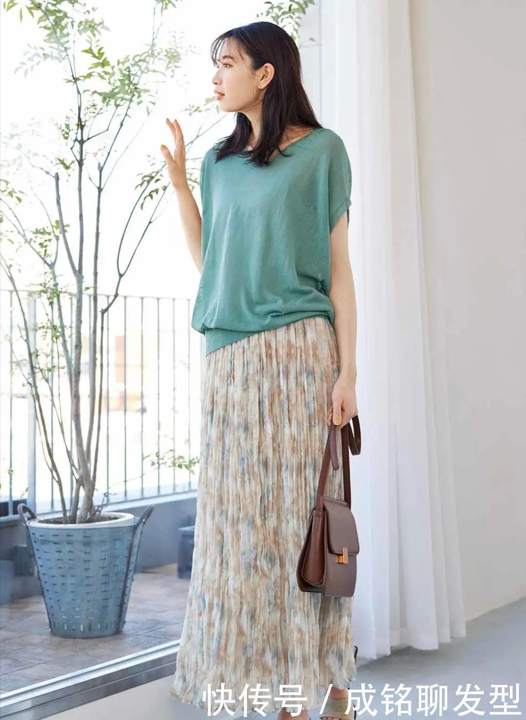 黑色t恤|T恤太普通没新意?跟着日本模特学搭配,普通路人也能穿出高级感