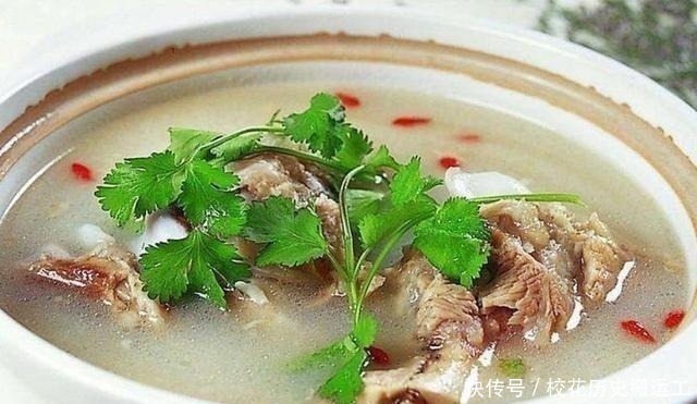 筒骨汤|熬骨头汤时,很多人第一步就错了,难怪汤色发黑,还不香