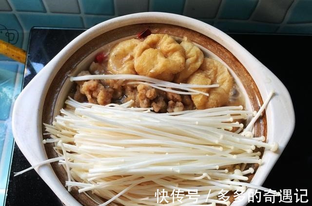 3样食材巧搭配,扔进砂锅炖一炖,汤鲜味美,一大锅连汁都不剩!