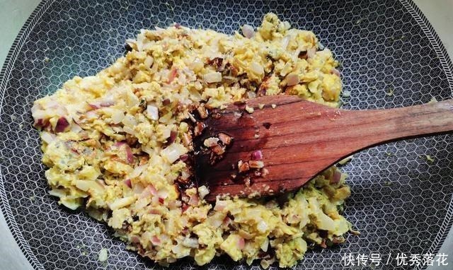 简单|洋葱煎蛋怎么样教你小贴士,简单加一步,炒鸡蛋香下饭