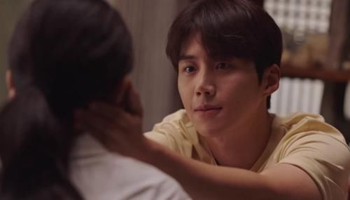 洪班长|《海岸村》金宣虎7吻戏都被亲!喝醉被申敏儿亲&路边被文佳煐亲