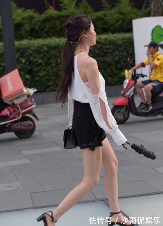 小姐姐|老六街拍集牛仔短裤小姐姐优雅的气质，成为人群中的焦点