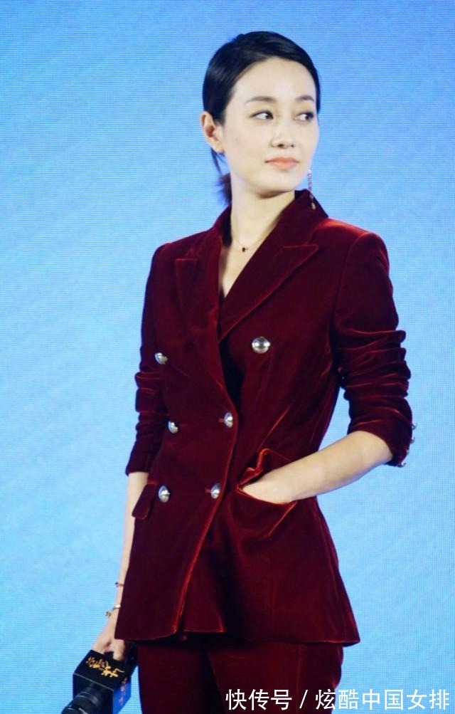 马伊琍终于换掉短发造型, 梳起马尾穿一身红色套装, 耳目一新的美!