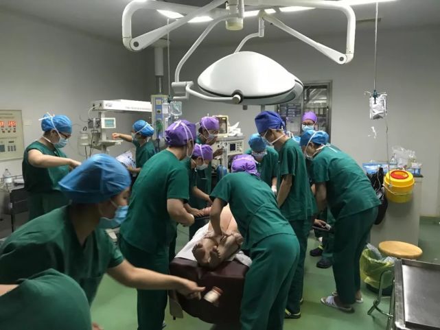 医生|产妇突发羊水栓塞，危急时刻，医生用一根尿管救了她一命