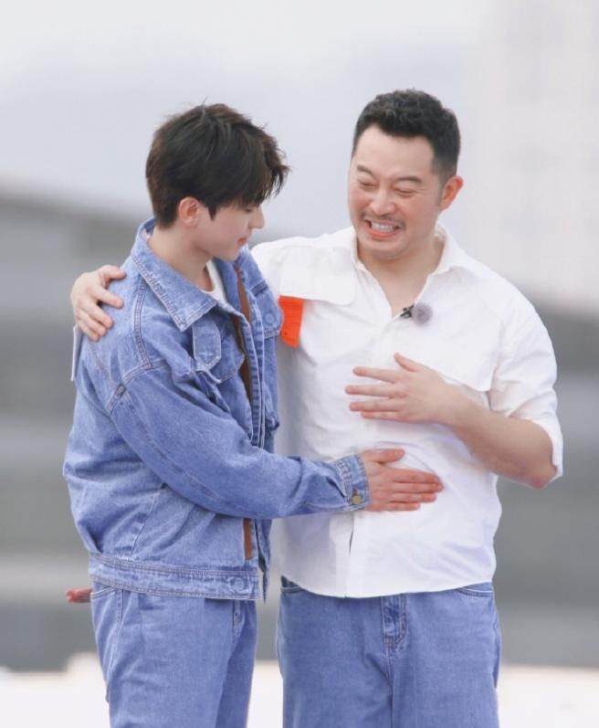 沙溢从生图背景板到被蔡徐坤壁咚，粉丝心塞吃醋，沙溢自称也是IKUN