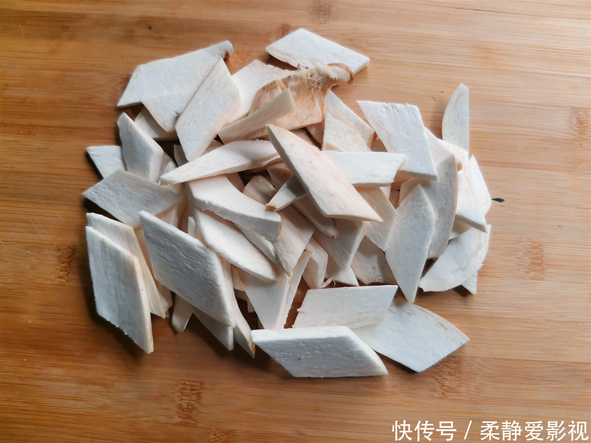 放在冷水中|夏季天热,吃肉不如吃这个菜,营养全面,开胃下饭,清肠排毒