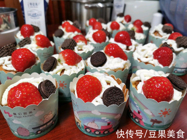 纸杯蛋糕|万万没想到，让我爱上下厨的竟是草莓奶油纸杯蛋糕