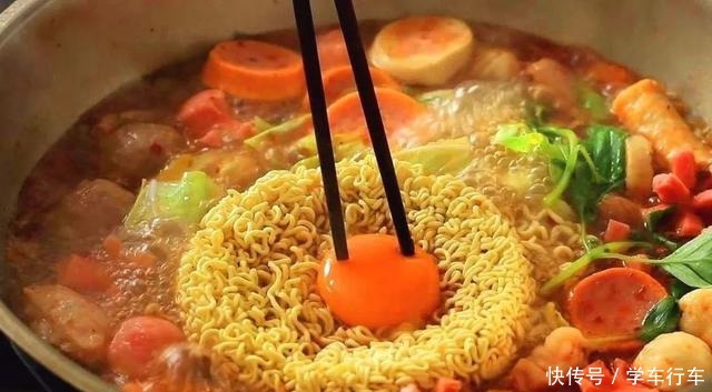 同样是吃方便面,大学生及格,初中生优秀,小学生却拿了个满分