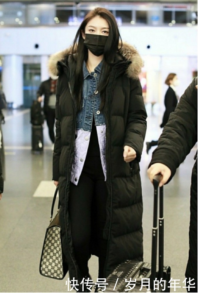 傅菁把长款羽绒服穿得时髦又不臃肿叠穿衬衣和毛衣,好看又保暖