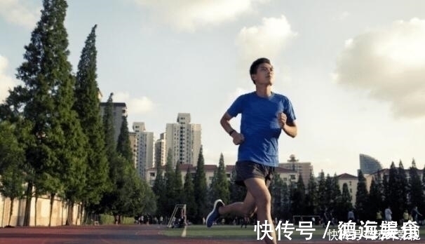 运动鞋 耐克也该有紧张感了,老牌鞋厂吊打外资品牌,跑步像是要“飞起”