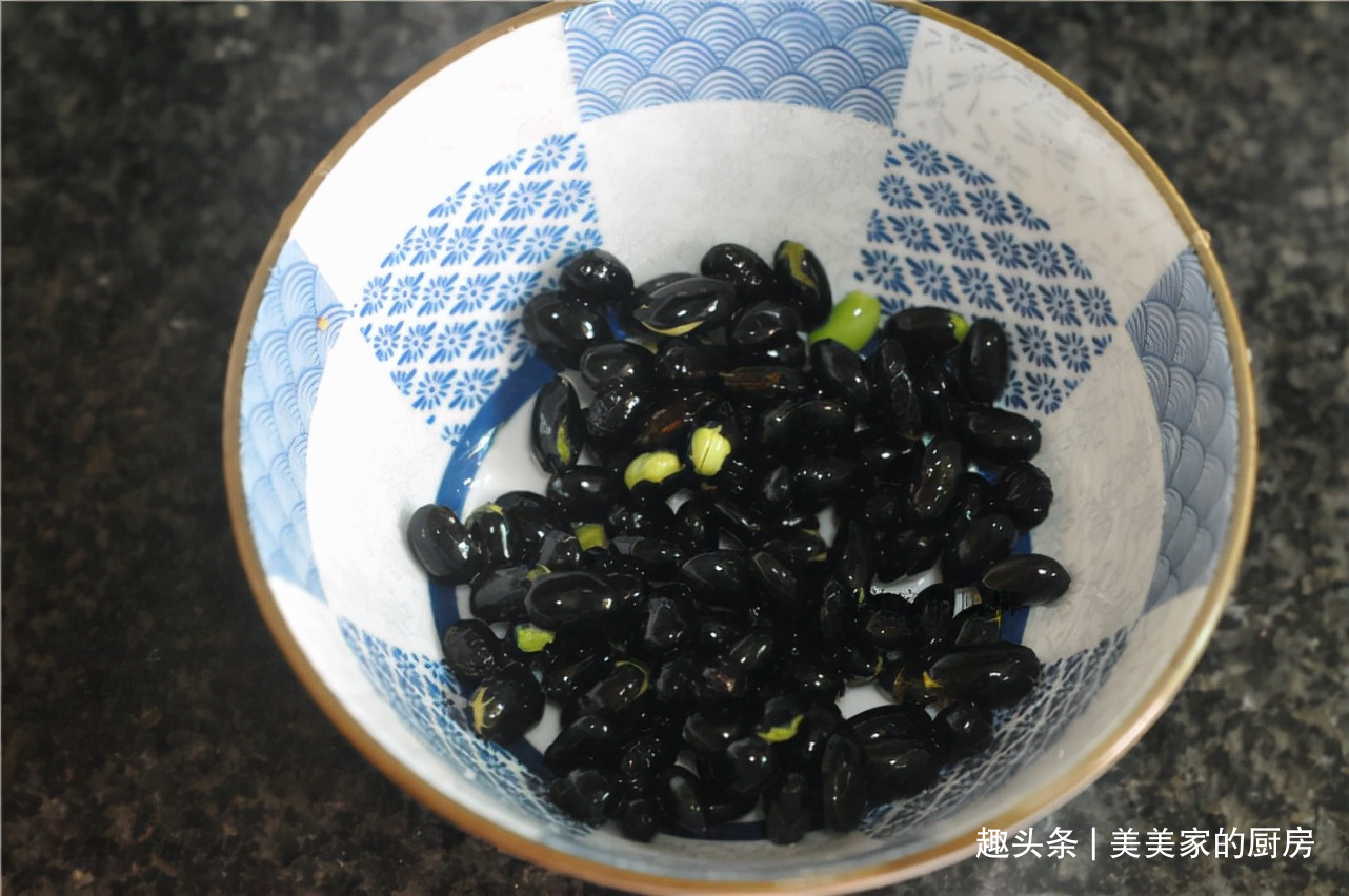 春吃韭菜夏吃瓜,秋天吃此物!锅里一蒸香甜软糯,空口就能吃一盘!