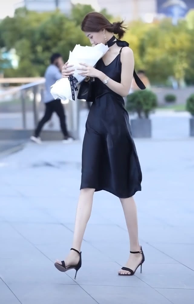 连衣裙 我终于信了,只有鞋跟细如针的“恨天高”才配得上黑裙,真美