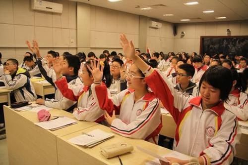 好好学习|学霸会坐教室第一排吗？资深教师揭秘“座位奥秘”，跟网传不一样