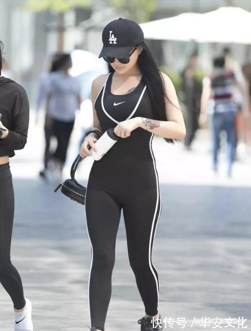 搭配 简约气质的打底裤美女,散发出女神魅力!